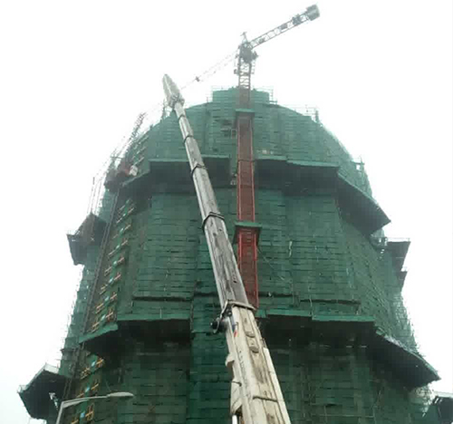珠海吊车在工地上作业
